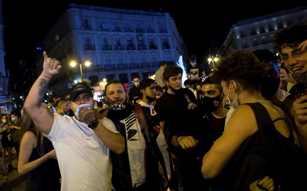 Españoles festejan en las calles levantamiento del estado de alarma | Radio Regional 660 AM