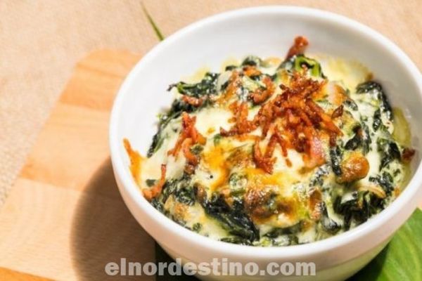 Como preparar en casa la mejor guarnición de espinacas con queso crema y tocino crujiente