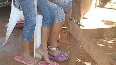 Crónica / Encadenaron a una menor por una mesa