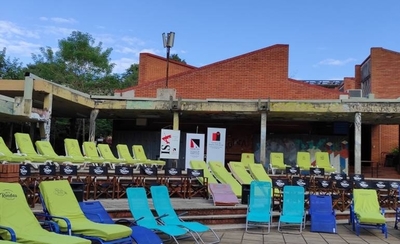 Diario HOY | Estudiantes de FADA UNA restauraron reposeras para donarlas a familiares de pacientes con COVID-19