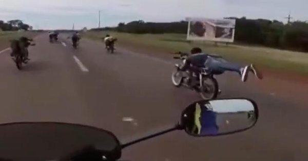 La Nación / Motociclistas realizan peligrosas carreras clandestinas en Alto Paraná
