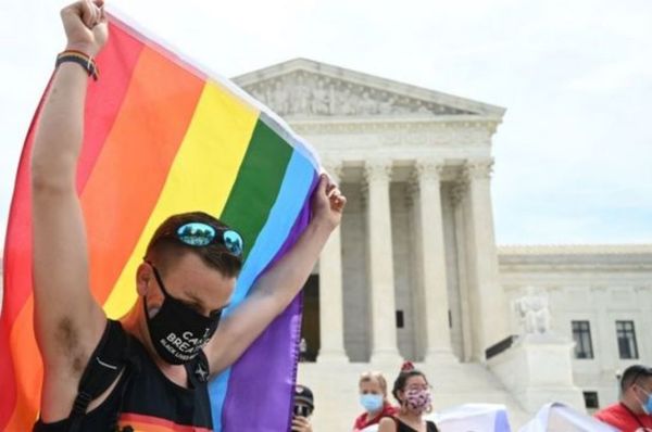 Biden anuló decisión de Trump y devolvió la protección de salud a gays y transgénero | OnLivePy