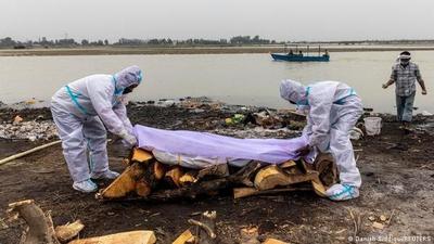 India: Decenas de cadáveres de víctimas de COVID-19 están apareciendo a orillas del río Ganges - El Trueno
