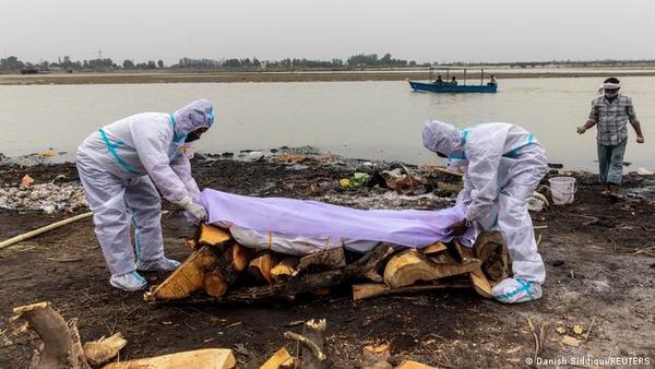 India: Decenas de cadáveres de víctimas de COVID-19 están apareciendo a orillas del río Ganges - El Trueno