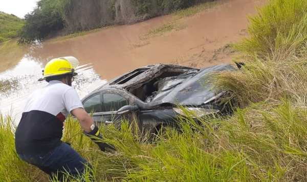 Tres personas mueren tras caer a un tajamar en un automóvil - Noticiero Paraguay