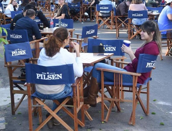 Bares al aire libre en la capital fue un "golazo de media cancha" y seguirá habilitado hasta el domingo