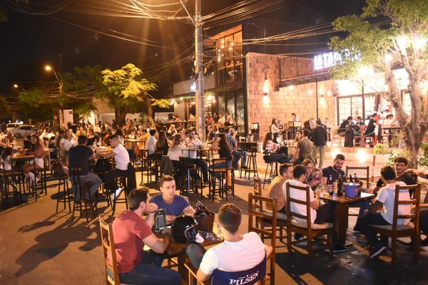 Bares al aire libre en la capital fue un "golazo de media cancha" y buscarán peatonalizar de manera permanente