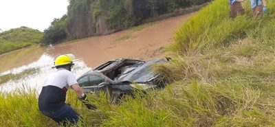 Boquerón: Tres personas fallecieron tras caer a un tajamar en un automóvil | Ñanduti