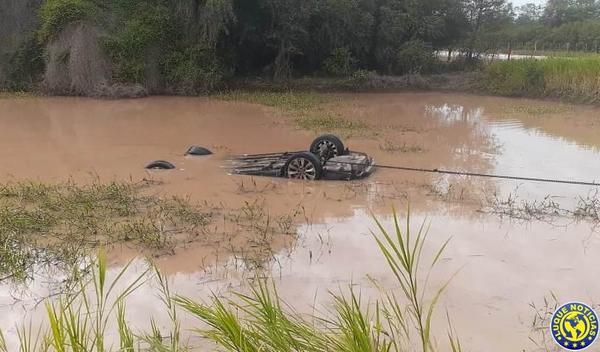 Accidente: Dos policías y un funcionario del MOPC mueren al caer a un tajamar •