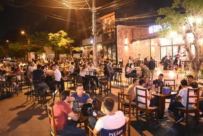 Bares al aire libre en la capital fue un "golazo de media cancha" y buscarán peatonalizar de manera permanente los fines de semana