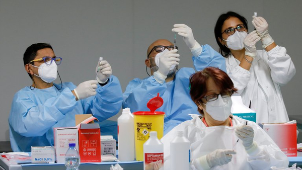 Una mujer recibió por error seis dosis de la vacuna de Pfizer en Italia - Noticiero Paraguay