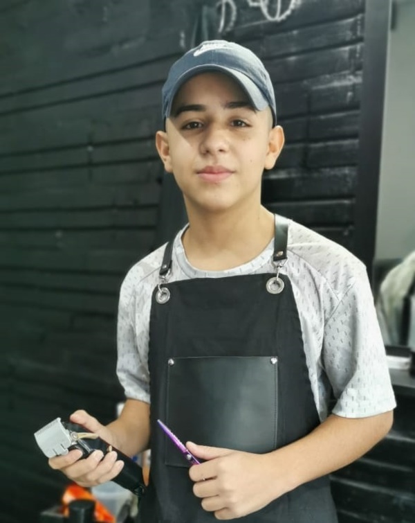 Con 14 años, adolescente abrió su primer salón de peluquería y barbería