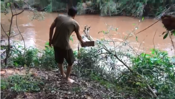 ¡Inhumano! Video muestra a miembros del EPP arriesgar la vida de un bebé sobre el río Paraguay