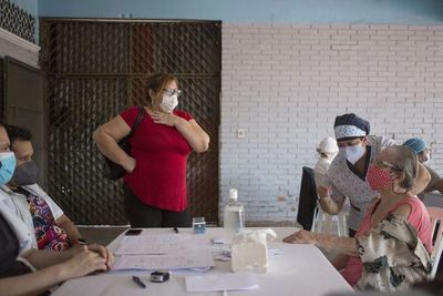 Otorgarán licencia a trabajadores para acudir a vacunarse o acompañar a adultos mayores a su cargo