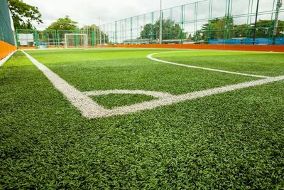 Propietarios de canchas sintéticas se “reinventan” con fútbol 4 Vs. 4  - Periodísticamente - ABC Color