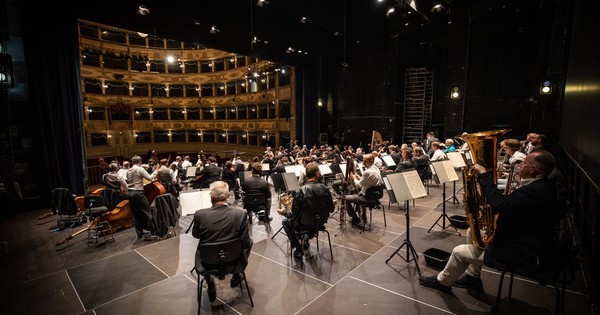 La Nación / Filarmónica de Viena vuelve a tocar frente al público en Italia