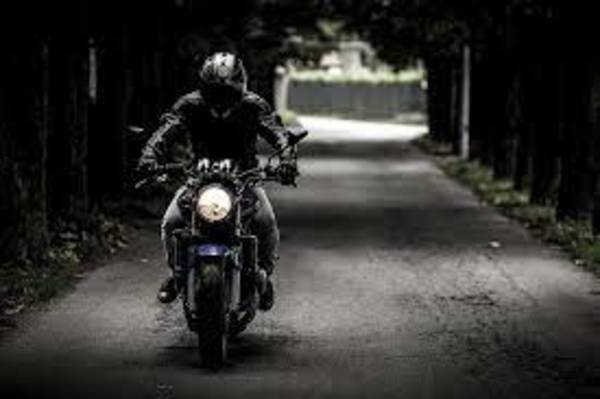 Video: la estupidez anda en moto, pase y vea esta pareja que se hizo “pelota” desafiando a la muerte