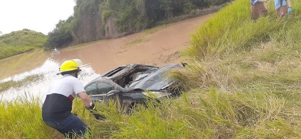 Crónica / Hallaron auto en un tajamar: 3 muertos