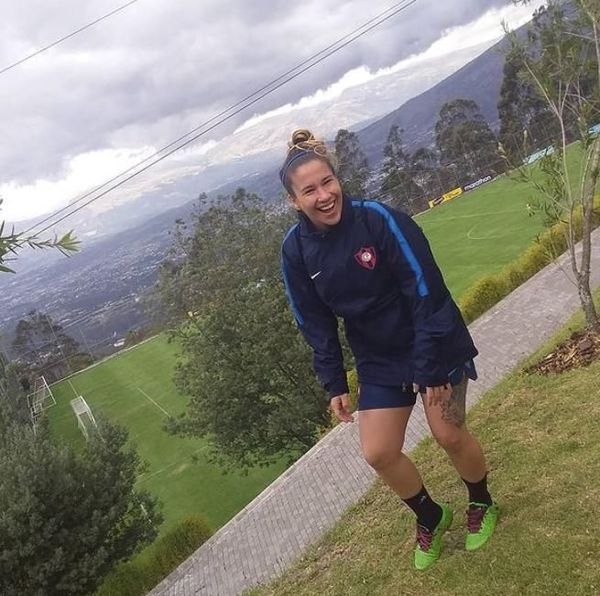 Emotivo reencuentro de jugadora de Cerro con su familia - Fútbol - ABC Color