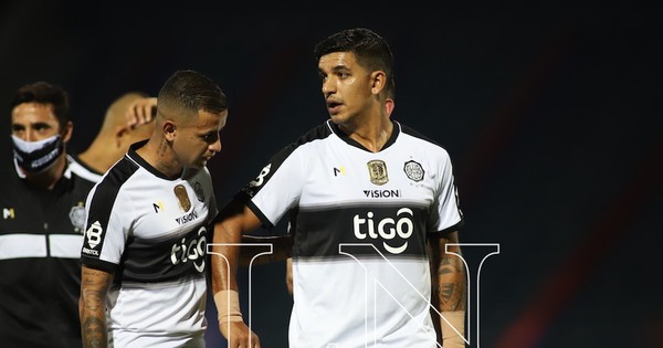 La Nación / Habrá despidos masivos
