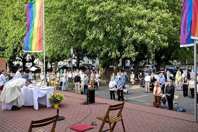 Rebelión contra el Vaticano: curas bendicen a parejas homosexuales - Mundo - ABC Color