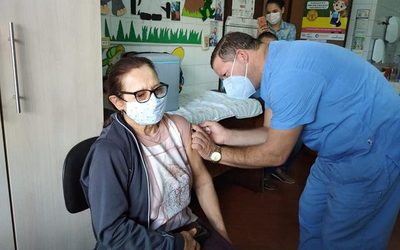Se vacunan hoy mayores de 70 años con terminación de cédula 2 y 3