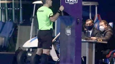EL VAR CON GRAVES ERRORES EN EL CLÁSICO DE BARRIO OBRERO
