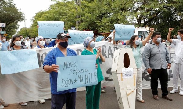Enfermeros inician gran marcha frente a Ministerio de Salud