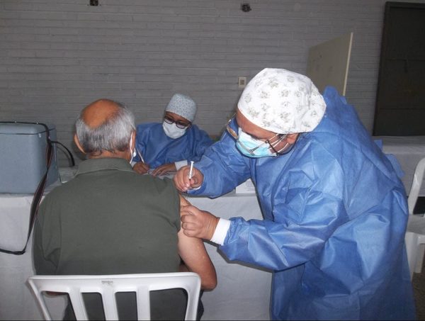 Más de 158.000 personas están inmunizadas contra el covid en Paraguay · Radio Monumental 1080 AM