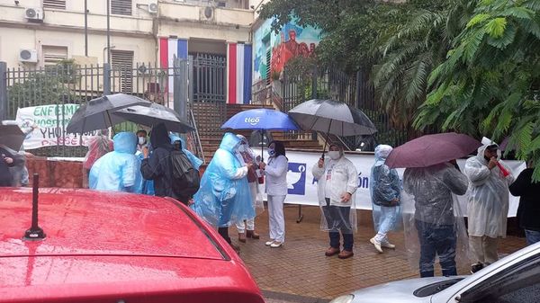 Pese a lluvias, enfermeros se manifiestan para reiterar múltiples reclamos - Nacionales - ABC Color