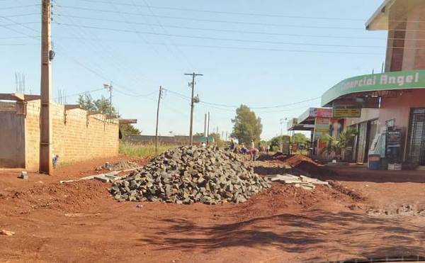 Vecinos del km 8 Monday denuncian supuesto “desvío” de empedrado - La Clave