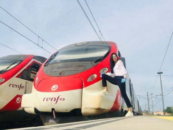 Una paraguaya manejando trenes en España