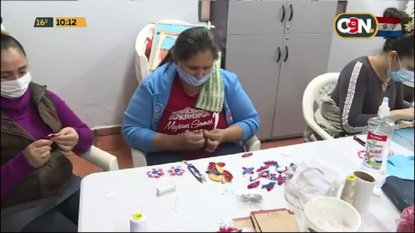 Ofrecen hermosas escarapelas hechas por mujeres del Buen Pastor - C9N