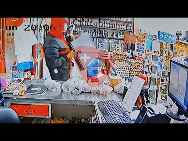 EN SEGUNDOS, DELINCUENTES SE LLEVAN CAJA REGISTRADORA DE UN COMERCIO
