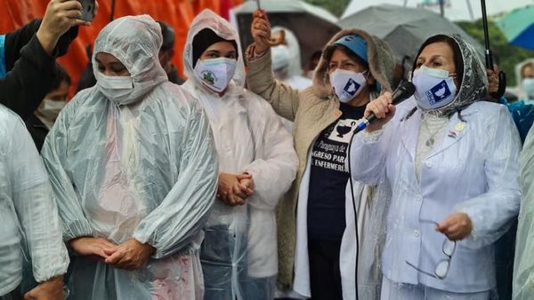 Enfermeras protestan bajo la lluvia en la víspera de su día