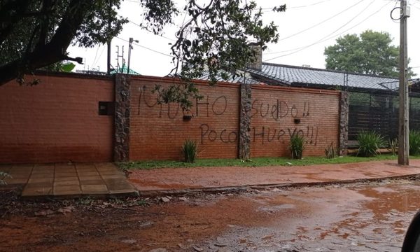 “Mucho sueldo, poco huevo!!!”, pintatas de hinchas de Olimpia en murallas de casa de jugadores