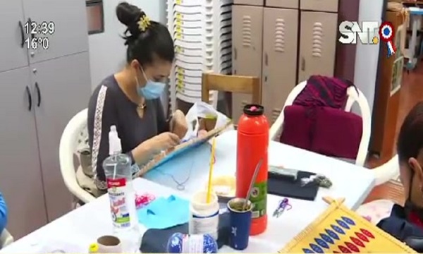 Artesanas creativas del Buen Pastor elaboran escarapelas y otros artículos - SNT