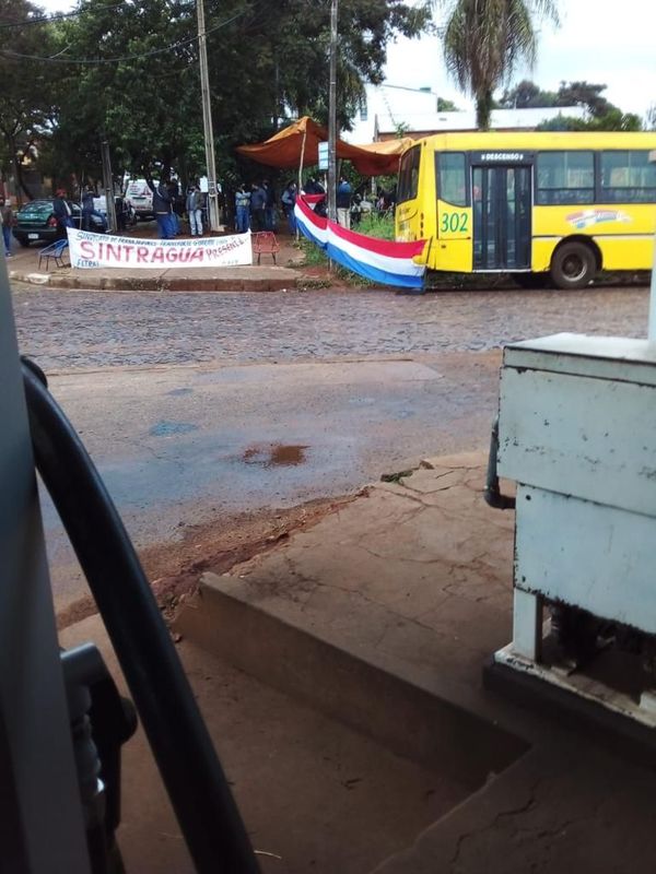 Choferes en huelga piden sueldo mínimo y bloquean salida de colectivos - Nacionales - ABC Color
