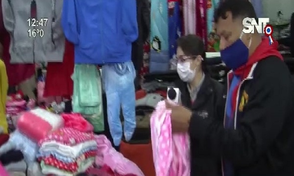 Mercado 4: Feria boliviana ofrece varias prendas para el frío - SNT