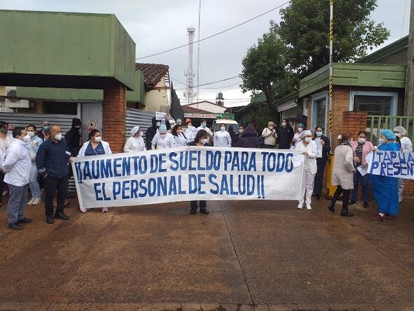 ENFERMEROS MARCHARON EN ENCARNACIÓN A FAVOR DE REIVINDICACIONES