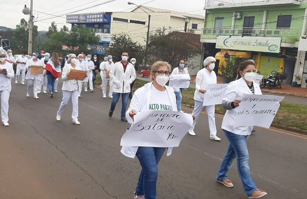 Enfermeros marchan en el Este a favor de reivindicaciones laborales - ABC en el Este - ABC Color