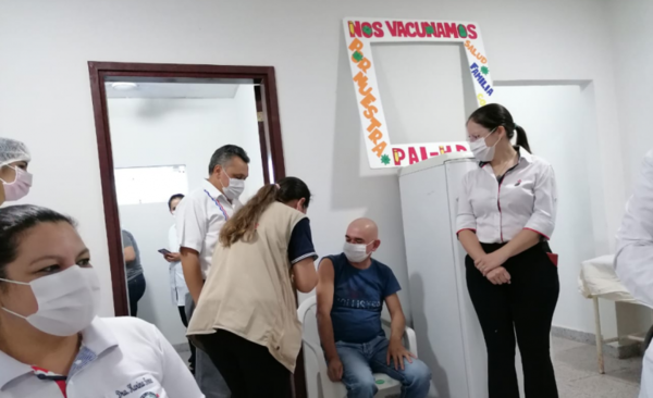 Diario HOY | Sigue el descenso de casos de covid y bajó índice de mortalidad, indican