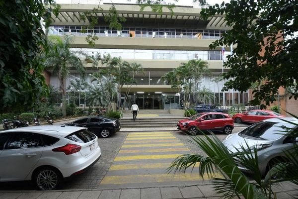 EBY se jacta de ahorrar G. 68.473.714.051 ganando demandas - Nacionales - ABC Color