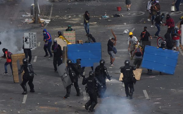 Defensoría del Pueblo recibe reporte de 42 muertos en protestas en Colombia - MarketData