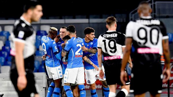 Napoli aplasta al Udinese y asalta la segunda plaza