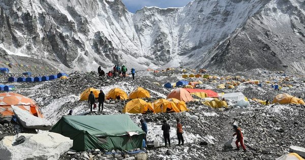 La Nación / El COVID-19 amenaza la temporada de ascensión al Everest