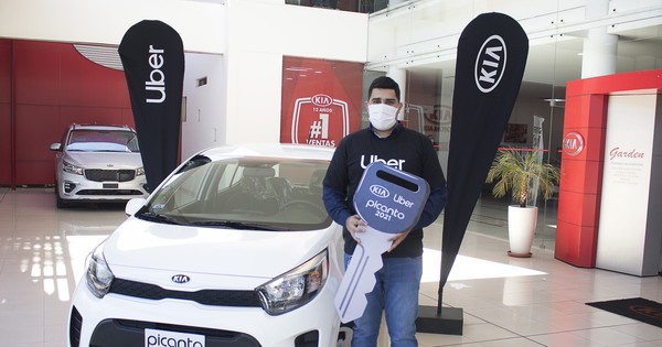 La Nación / Ganador del concurso de Kia y Uber ya recibió su Picanto