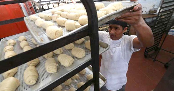 La Nación / Panaderos preocupados por la suba de precios