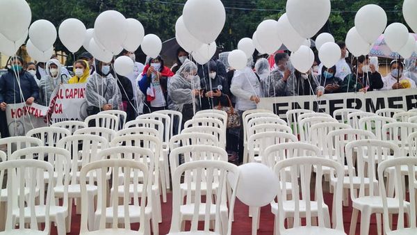 Enfermeros exigen sus derechos al recordar a caídos a causa del Covid