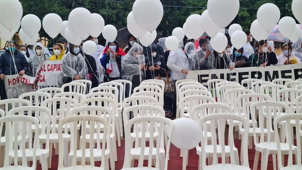 Enfermeros exigen sus derechos al recordar a   caídos a causa del Covid